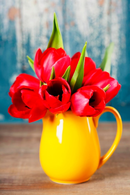 Photo vase de fleurs rouges en gros plan sur la table