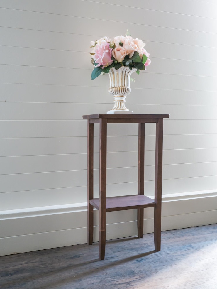 Photo vase à fleurs sur la table contre le mur