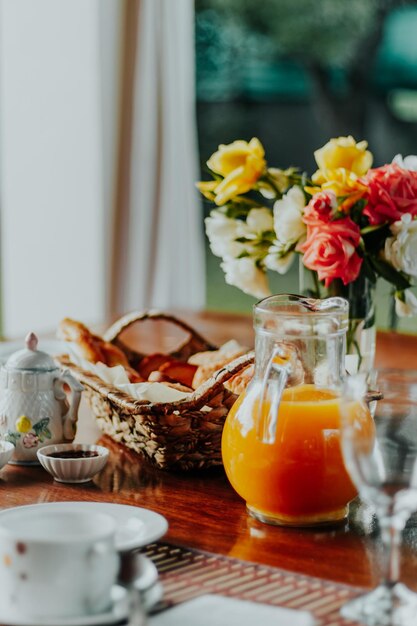 Photo un vase à fleurs sur la table