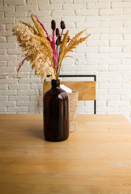 Un vase à fleurs sur la table