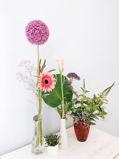 Un vase de fleurs sur la table