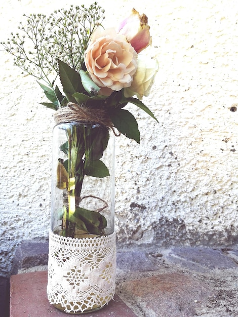 Un vase à fleurs sur la table