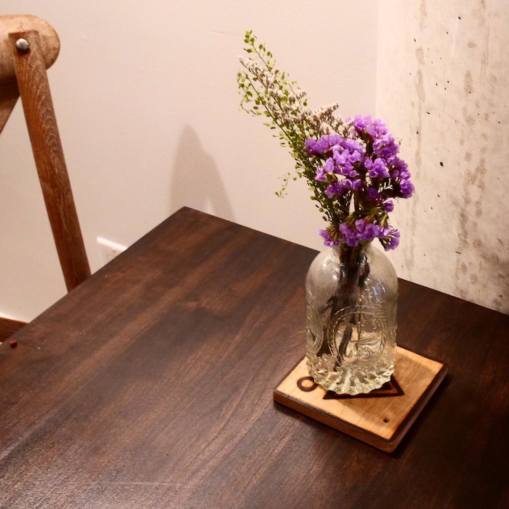 Photo vase en gros plan sur la table à la maison
