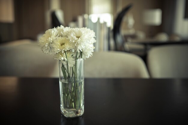 Vase De Marguerite Sur La Table