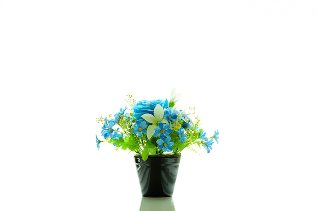 Vase noir avec une fleur en plastique bleue isolée sur fond blanc