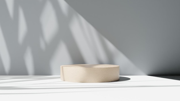 un vase avec une plante dedans assis sur une table