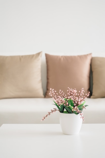 Vase plante sur la table