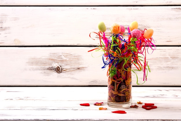 Vase avec pot-pourri et bonbons bonbons et pétales de rose séchés cuisine créative et service faisant des sp...