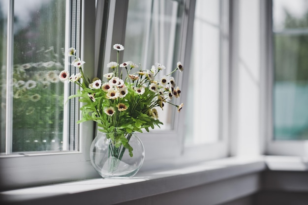 Vase rond à petites fleurs blanches 5059