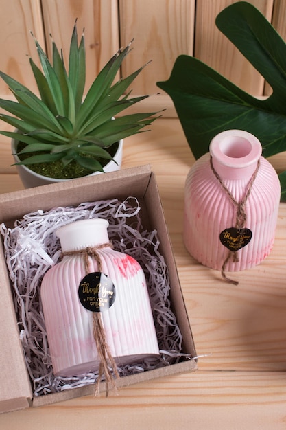 Photo vase rose en béton rose un bocal avec une boîte à couvercle coffret cadeau pour la journée internationale de la femme du 8 mars