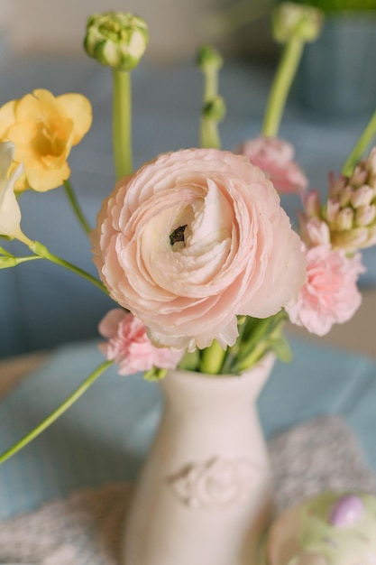 un vase rose avec des fleurs et le mot paix au fond