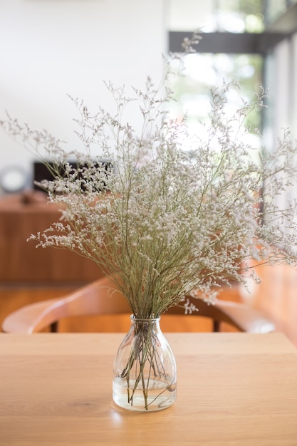 Vase sur une table dans le salon