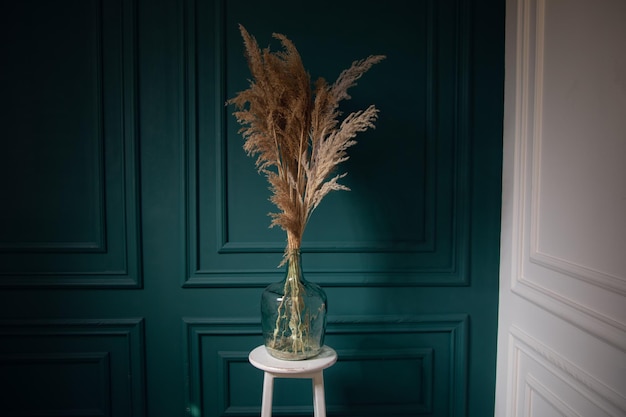 Vase transparent en verre avec oreilles sèches