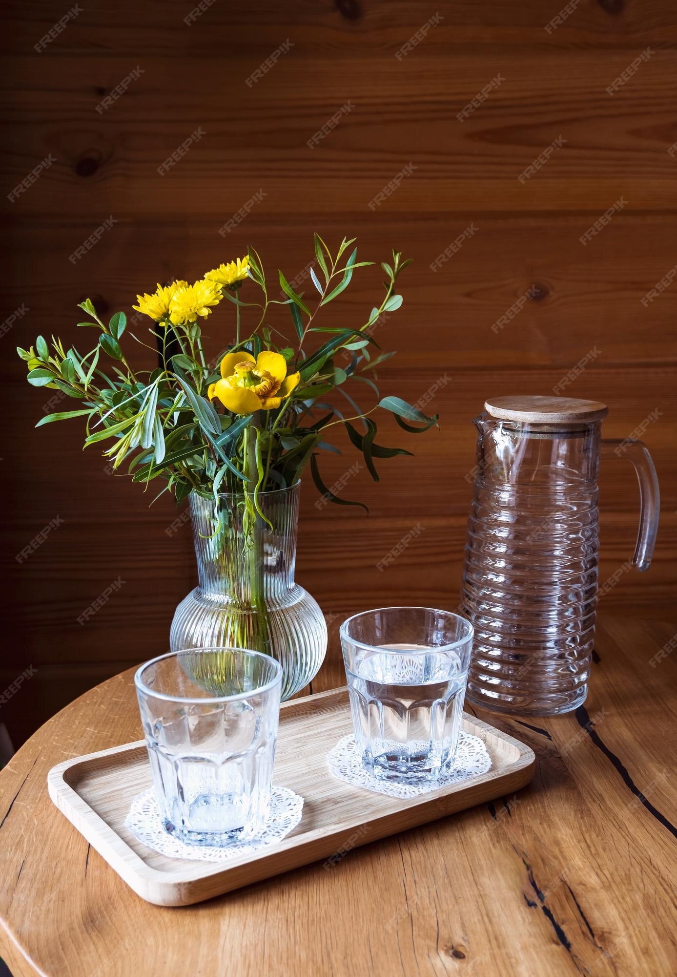 Vase En Verre Et Une Carafe D'eau Sur La Table