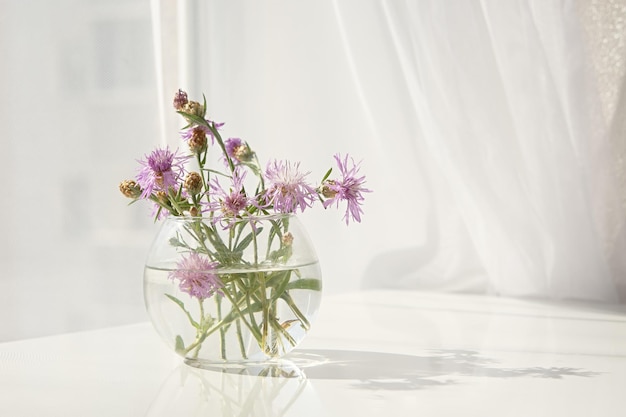 Vase en verre de fleurs sauvages d'été