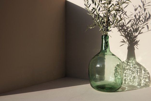 Photo vase en verre minimal avec des plantes