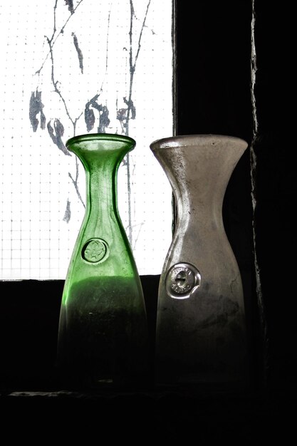 Photo vase en verre près de la fenêtre à la maison