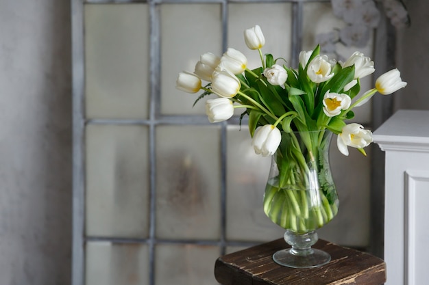 Vase En Verre Transparent Avec Bouquet De Fleurs De Tulipes Sur Fond