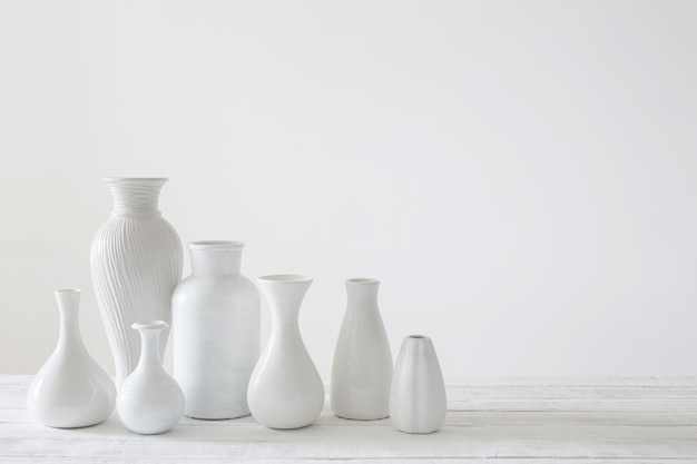 Vases blancs en céramique sur fond blanc