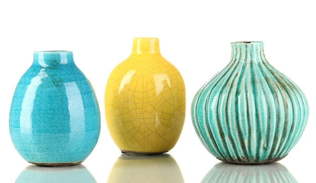 Vases en céramique décoratifs isolés sur blanc