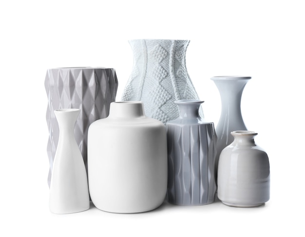 Vases en céramique sur surface blanche