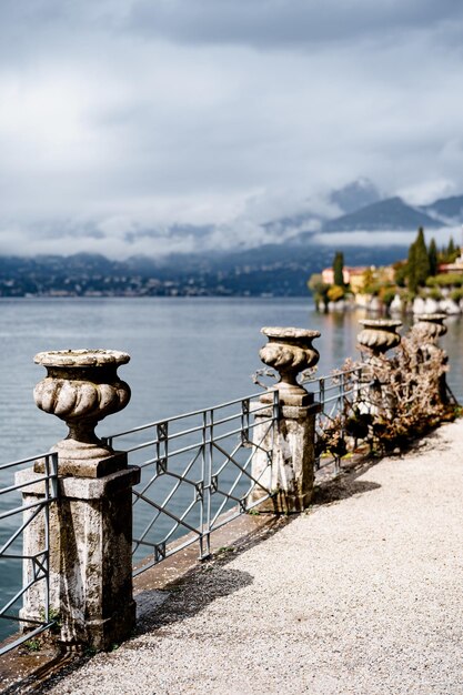 Vases en pierre sur une clôture métallique près du lac de côme villa monastero italie