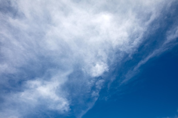 Le vaste ciel bleu et le ciel des nuages