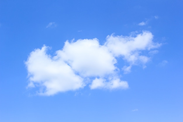 Le vaste ciel de ciel et de nuages dans le fond de ciel bleu de saison d'été