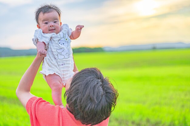 Le vaste ciel terrestre d'Hokkaido et ses parents et ses enfants