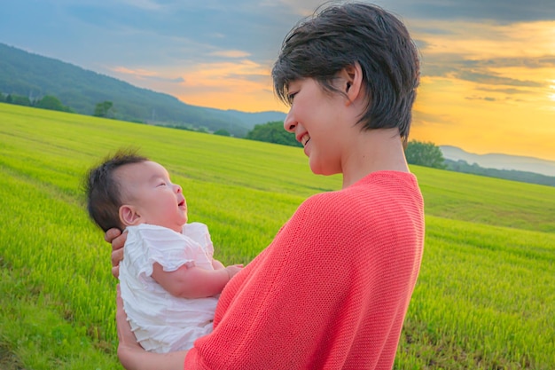 Le vaste ciel terrestre d'Hokkaido et ses parents et ses enfants