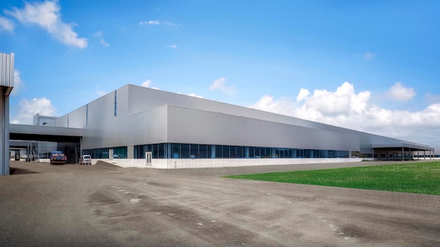 Un vaste entrepôt industriel par une journée nuageuse