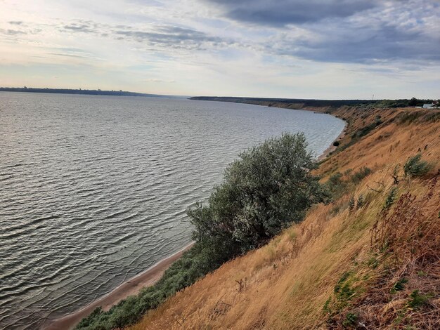 Vaste rive sablonneuse d'une grande rivière Oulianovsk Russie