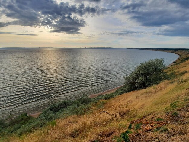 Vaste rive sablonneuse d'une grande rivière Oulianovsk Russie