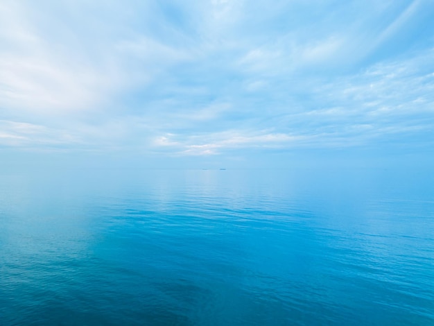 Photo vaste vide bleu océan sea horizon cirrus nuage ciel