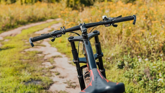 Vaut un vélo dans la nature le vélo est sur la route à la campagne