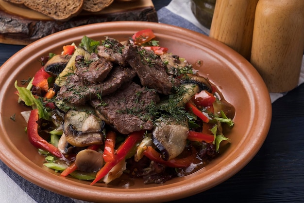 Veau grillé garni de légumes Salade de viande sur une assiette