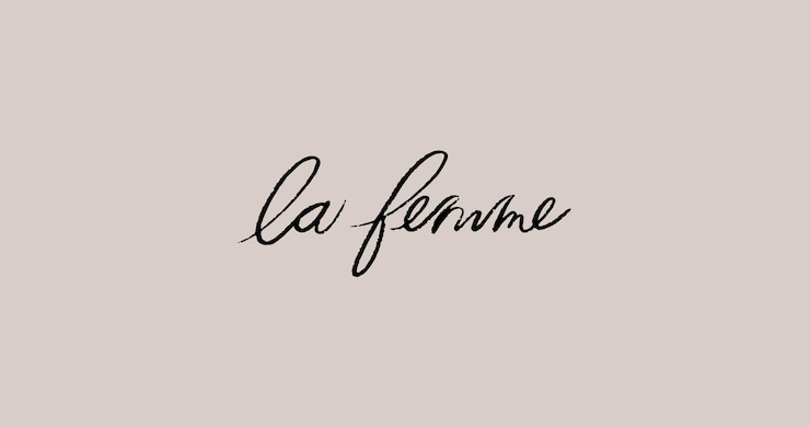 Photo le vecteur de lettres la femme isolé sur fond beige