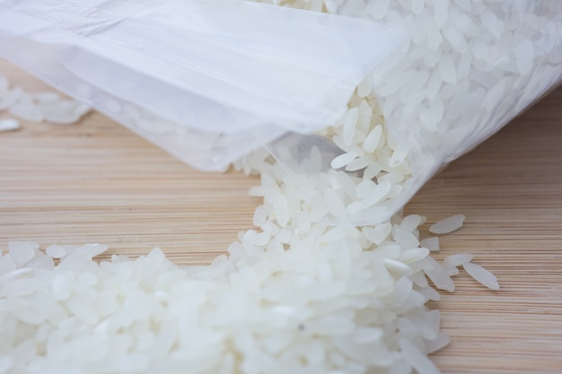 Vecteur de riz dans un bol avec des baguettes