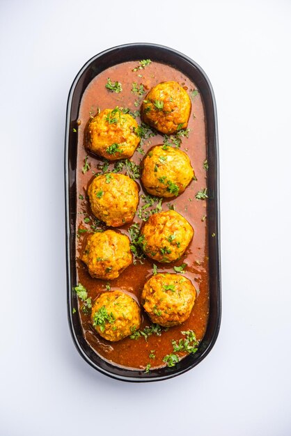 Veg Kofta Curry est un plat de sauce indien exotique à base de boulettes de légumes mélangées trempées dans une sauce à base d'oignons et de tomates