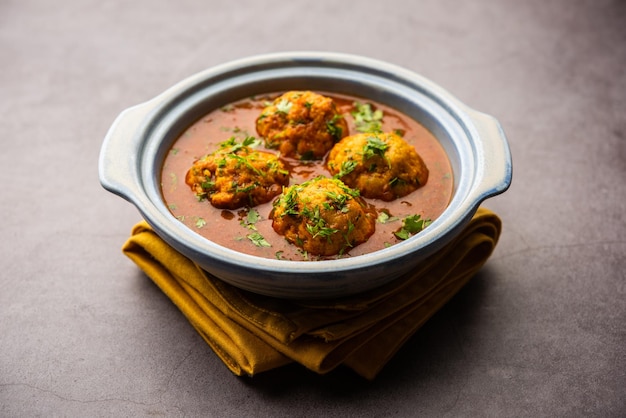 Veg Kofta Curry est un plat de sauce indien exotique à base de boulettes de légumes mélangées trempées dans une sauce à base d'oignons et de tomates