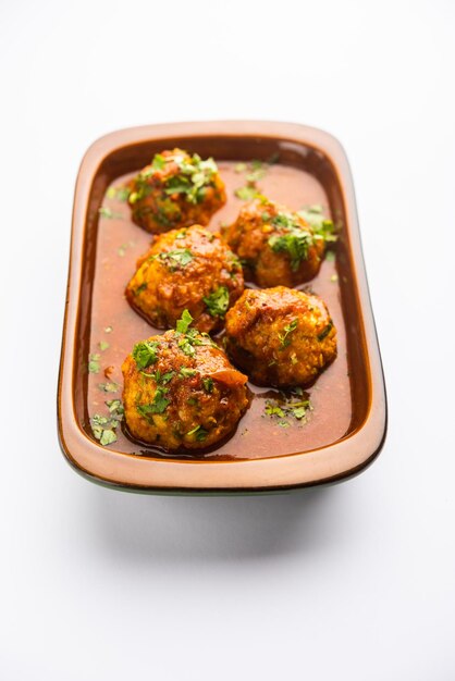 Veg Kofta Curry est un plat de sauce indien exotique à base de boulettes de légumes mélangées trempées dans une sauce à base d'oignons et de tomates