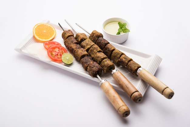 Veg Seekh Kabab servi avec salade verte et chutney