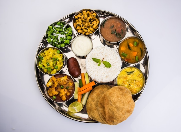 Veg Thali indien ou hindou, également connu sous le nom de plateau de nourriture, est un repas complet pour le déjeuner ou le dîner, gros plan, mise au point sélective