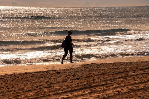 Vega Baja del Segura Guardamar silueta de mujer paseando por la playa