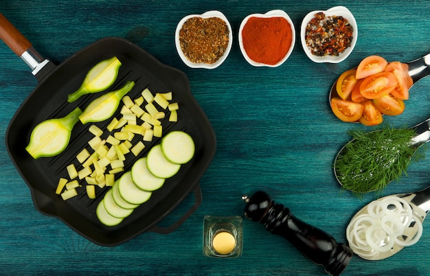 VEGETABLES ON table. LÉGUMES ET ÉPICES FRAIS