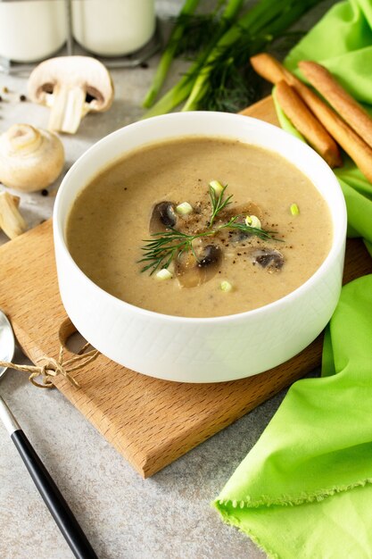 Végétalien et alimentation saine. Purée de soupe aux champignons avec crème, champignons et légumes.