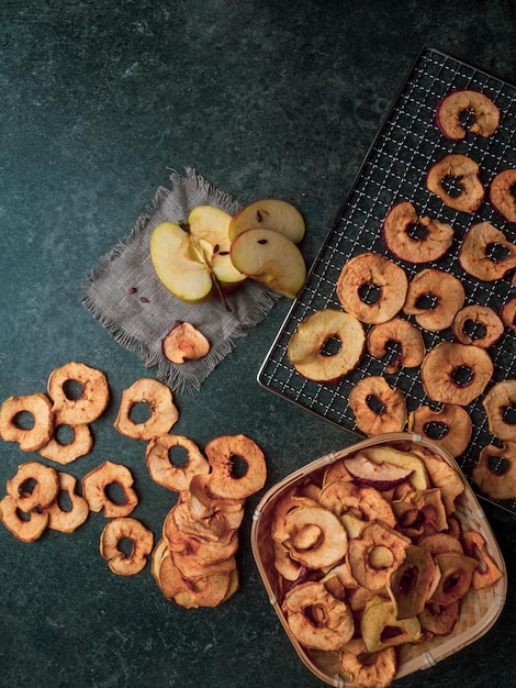 Végétarien sèche les pommes déshydratées collation saine chips copiez l'espace