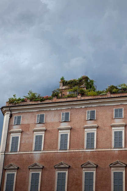 Végétation poussant sur le toit d'un immeuble italien