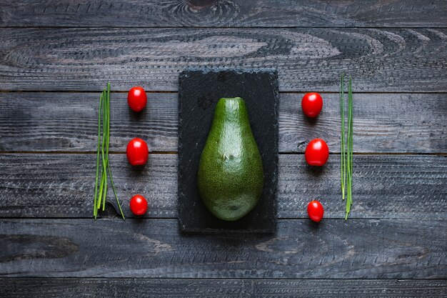 Veggie Food composition avec moitié avocat sur un noirâtre