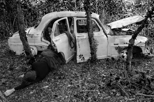 Photo véhicule abandonné sur le terrain